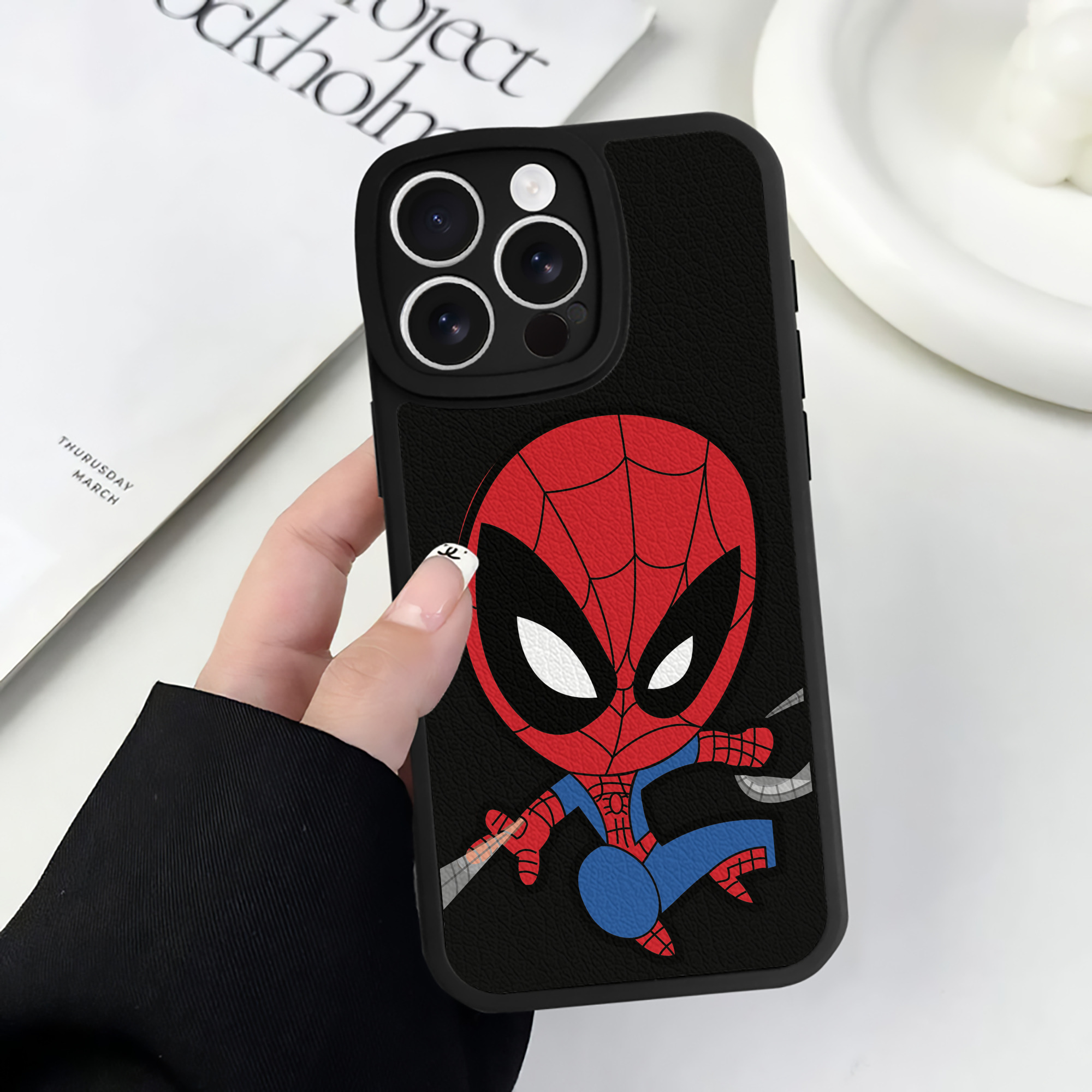 （画像用） アベンジャーズ The Avengers 【iPhone 16シリーズ対応】シリコンスマホケース（レザー調） 材質：シリコン
